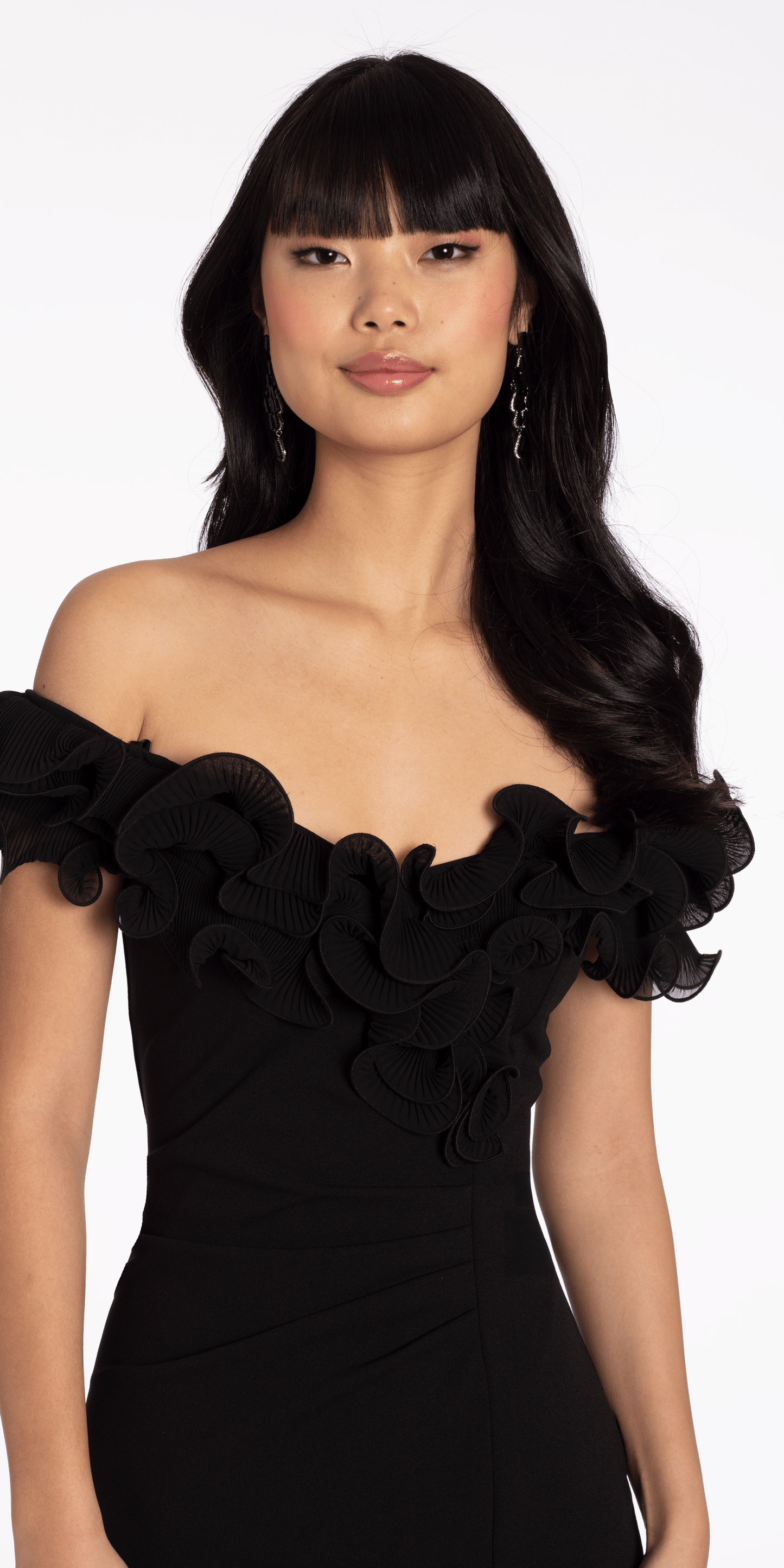 black Size 4 missy Camille La Vie Ruffle Off the Shoulder Crepe Midi Dress with Ruching