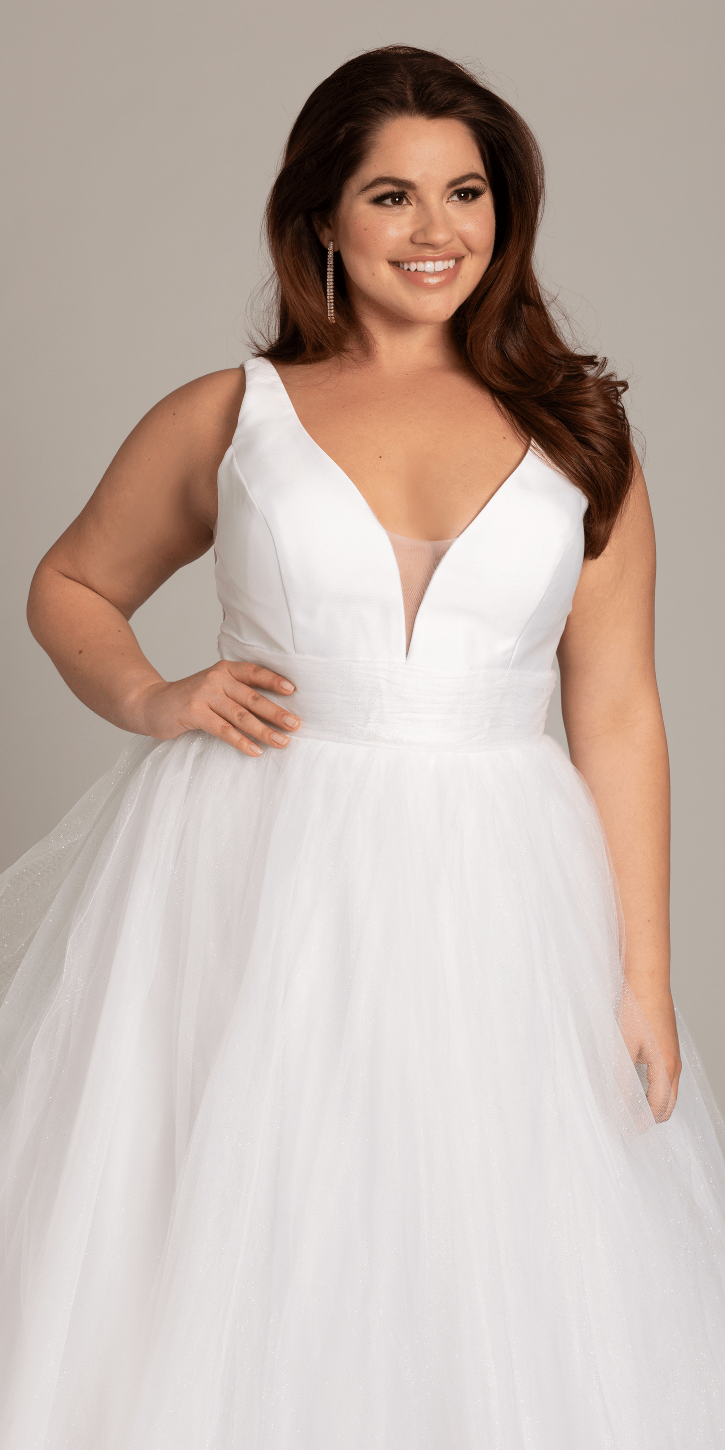 ivory Size 2 missy Camille La Vie Plunging Mikado Glitter Ballgown with Bow Back